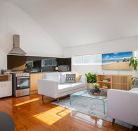 Sunlit Two-Bedroom Unit With Sprawling BBQ Deck - Accommodation Kalgoorlie