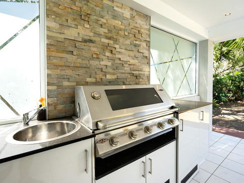 Super Sized Family Retreat With A Pool - Accommodation Kalgoorlie 3