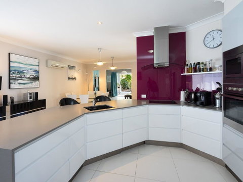 Super Sized Family Retreat With A Pool - Accommodation Kalgoorlie 2
