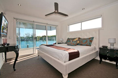 Surfers Paradise Escape - Waterfront House - Accommodation Kalgoorlie 3