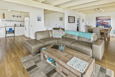 Tanjil - A Stroll From The Water In Paynesville - Accommodation Kalgoorlie 3