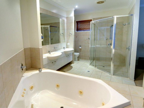 Tarcoola 41 - 5 BDRM Canal Home With Pool - Accommodation Kalgoorlie 2