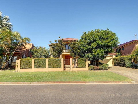 Tarcoola 41 - 5 BDRM Canal Home With Pool - Accommodation Kalgoorlie 1