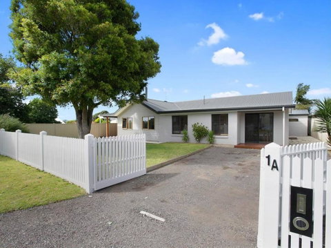 THE ASHMAN HOUSE - Modern And Close To Town - Accommodation Kalgoorlie 0