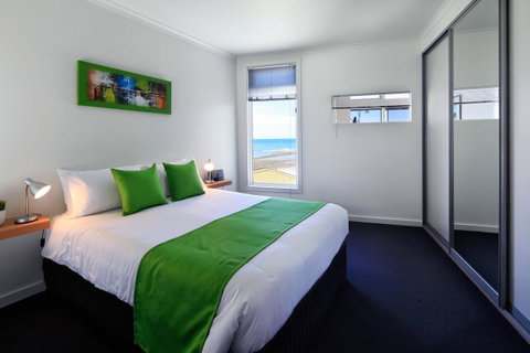 Penguin Waterfront Escape - Accommodation Kalgoorlie 8