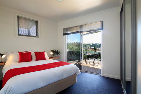 Penguin Waterfront Escape - Accommodation Kalgoorlie 6