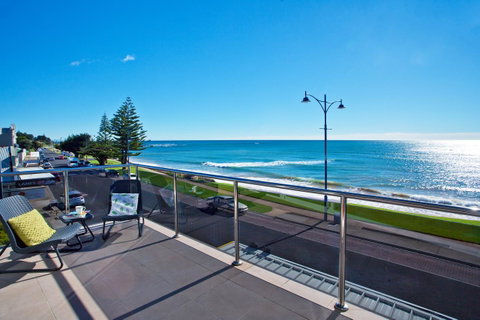 Penguin Waterfront Escape - Accommodation Kalgoorlie 0