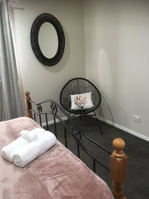 3ree- Spacious & Charming Apartment - Accommodation Kalgoorlie 5
