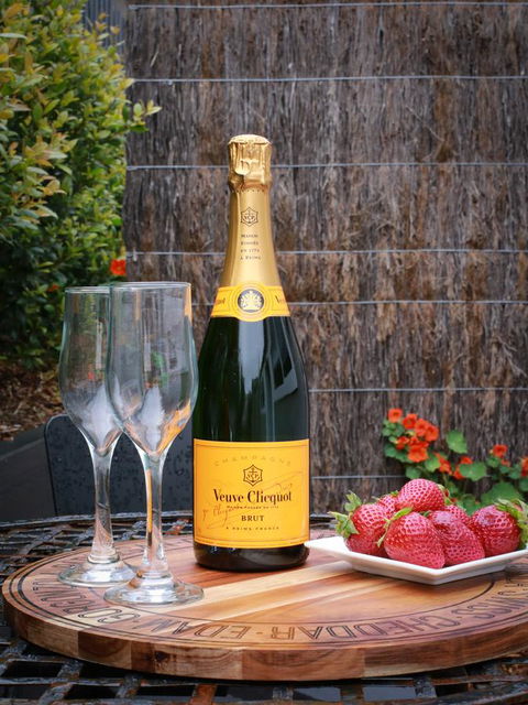 Capella Villa No. 4 - Stunning Luxury Decor Inside And Out - Accommodation Kalgoorlie 12