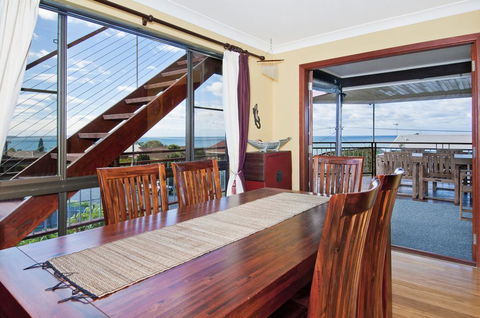 THE BOARDROOM ON BANKSIA - 11 Banksia Ave Bonny Hills - Accommodation Kalgoorlie 2