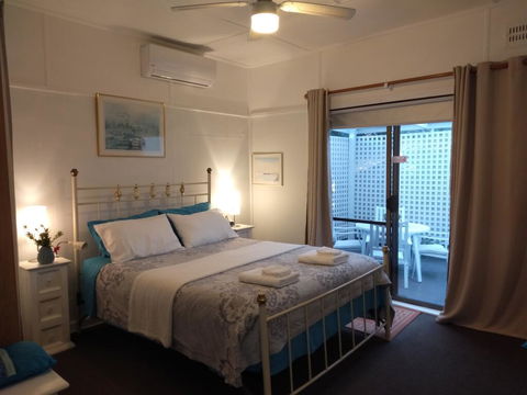The Boathouse A 3 Bedroom House - Accommodation Kalgoorlie 1