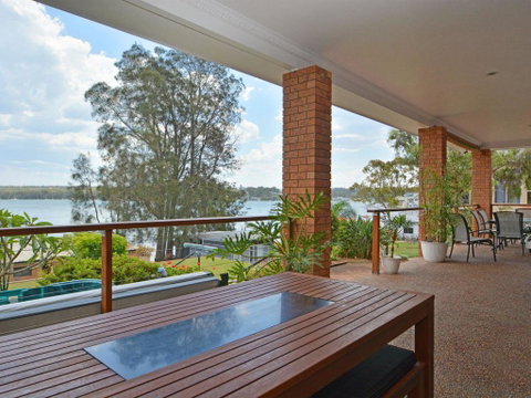 The House On The Lake @ Fishing Point, Lake Macquarie - Honestly Put The Line In And Catch Fish - Accommodation Kalgoorlie 0