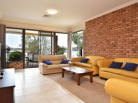 The House On The Lake @ Fishing Point, Lake Macquarie - Honestly Put The Line In And Catch Fish - Accommodation Kalgoorlie 3