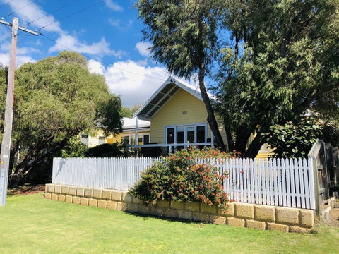 The Light And Bright Yellow Beach House - Accommodation Kalgoorlie 1