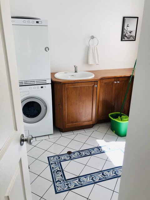 The Light And Bright Yellow Beach House - Accommodation Kalgoorlie 3
