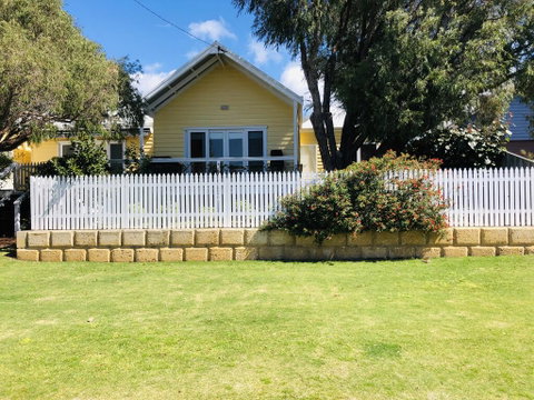 The Light And Bright Yellow Beach House - Accommodation Kalgoorlie 2
