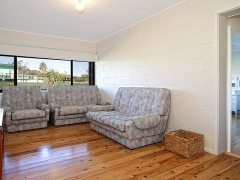 The Lobster Pot - Great Outdoor Eating Area - Accommodation Kalgoorlie 3