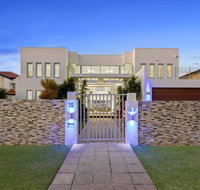 The White House GC Waterfront Home Cinema Jacuzzi Heated Pool - Accommodation Kalgoorlie