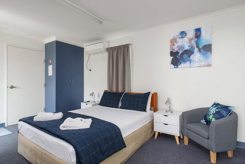 Tin Can Bay's Sleepy Lagoon Motel - Accommodation Kalgoorlie 3