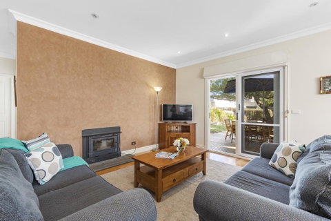 Tranquility In Cowes - Pets, Fireplace, WiFi, Linen, 350m Beach, 4 Bdrms - Accommodation Kalgoorlie 1