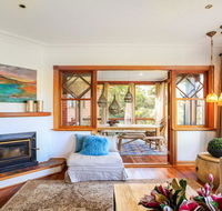 Treetops - elegant inviting designer cedar home - Accommodation Kalgoorlie