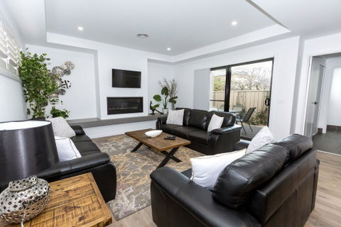 TWO TEN Sleeps 10! Luxury CBD Accommodation - Accommodation Kalgoorlie 0