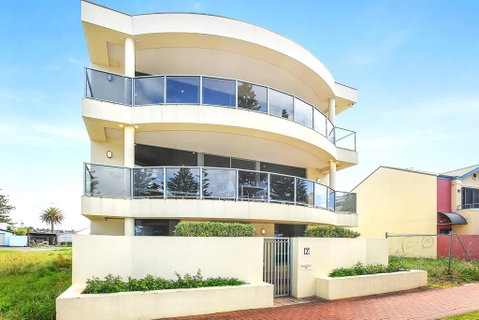 Ultimate Esplanade - 3 Storey Experience - WiFi - Accommodation Kalgoorlie 0