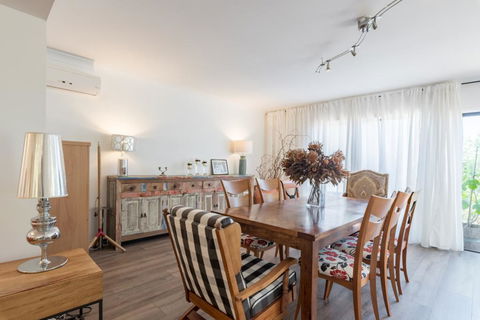 ULTRA SPACIOUS STYLISH HOME IN PRESTONS - SYDNEY - Accommodation Kalgoorlie 1