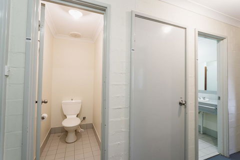 Vickery House 8 Bedroom Flat - Accommodation Kalgoorlie 2