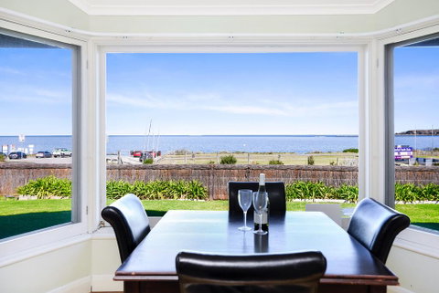 Victor Harbor Beachfront Bliss + WiFi - Accommodation Kalgoorlie 0