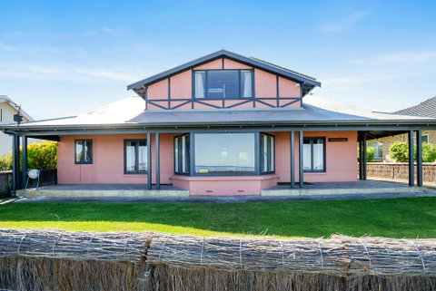 Victor Harbor Beachfront Bliss + WiFi - Accommodation Kalgoorlie 1
