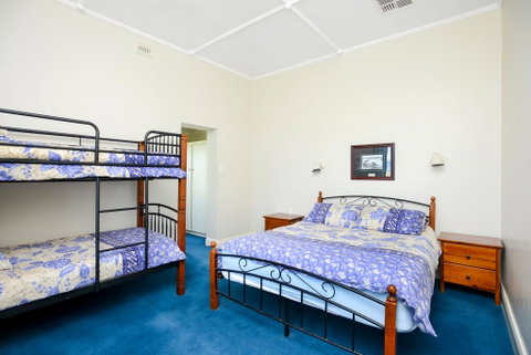 Victor Harbor Beachfront Bliss + WiFi - Accommodation Kalgoorlie 2