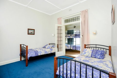 Victor Harbor Beachfront Bliss + WiFi - Accommodation Kalgoorlie 3
