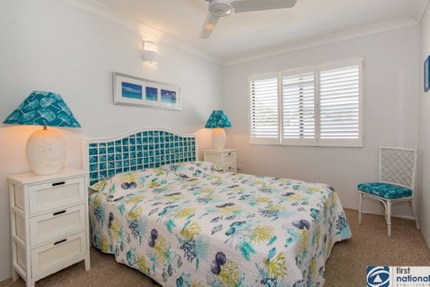 VIEWS VIEWS VIEWS! Front Top Floor Waterfront Unit - Chnook Apartments South Esp, Bongaree - Accommodation Kalgoorlie 2