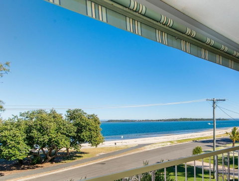 VIEWS VIEWS VIEWS! Front Top Floor Waterfront Unit - Chnook Apartments South Esp, Bongaree - Accommodation Kalgoorlie 0