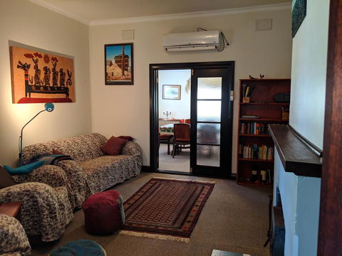 Walnut Cottage - 2 Bedroom Pet Friendly Country Cottage - Accommodation Kalgoorlie 3