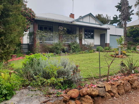 Walnut Cottage - 2 Bedroom Pet Friendly Country Cottage - Accommodation Kalgoorlie 0
