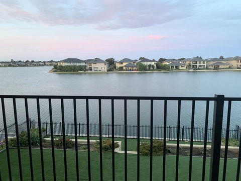 Waterfront Grand Villa For Big Group - Accommodation Kalgoorlie 3