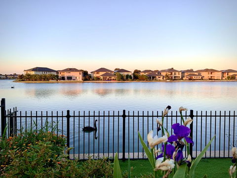 Waterfront Grand Villa For Big Group - Accommodation Kalgoorlie 1