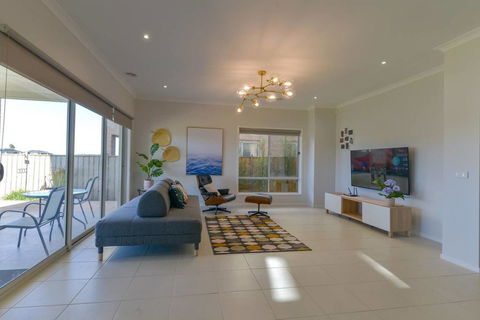 Waterfront Grand Villa For Big Group - Accommodation Kalgoorlie 0