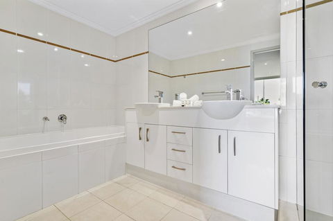 Waterfront Resort Living With Space For The Family - Accommodation Kalgoorlie 2