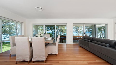 Waterfront Serenity - Luxury Home With Grand Views - Accommodation Kalgoorlie 3