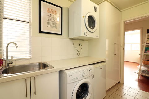 Colour Pop Fitzroy - 3 Bedroom Pet Friendly - Accommodation Kalgoorlie 19