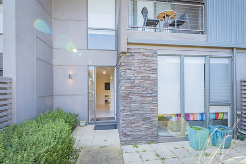 Stylish 3 Bedroom Townhouse - Free Parking - Accommodation Kalgoorlie 0