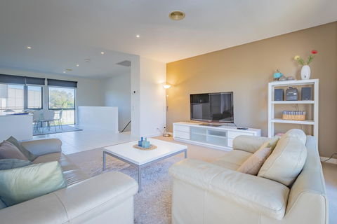 Stylish 3 Bedroom Townhouse - Free Parking - Accommodation Kalgoorlie 1
