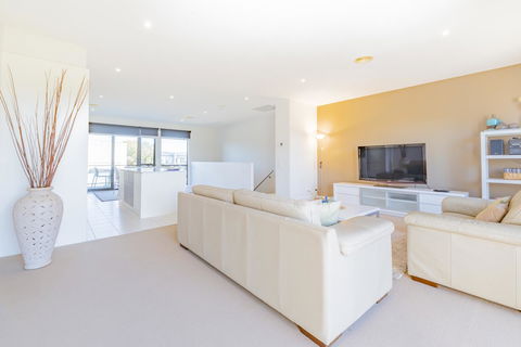 Stylish 3 Bedroom Townhouse - Free Parking - Accommodation Kalgoorlie 4