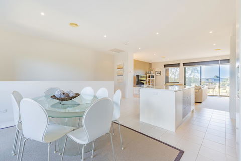 Stylish 3 Bedroom Townhouse - Free Parking - Accommodation Kalgoorlie 14