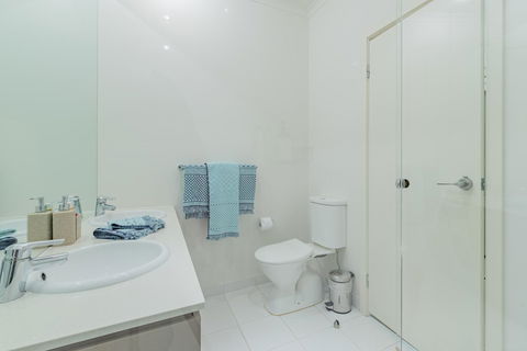 Stylish 3 Bedroom Townhouse - Free Parking - Accommodation Kalgoorlie 18