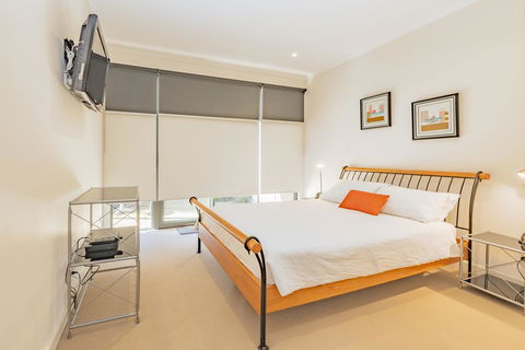 Stylish 3 Bedroom Townhouse - Free Parking - Accommodation Kalgoorlie 19