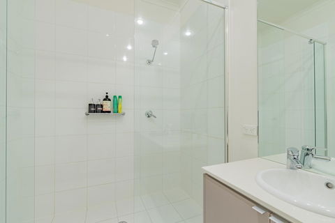 Stylish 3 Bedroom Townhouse - Free Parking - Accommodation Kalgoorlie 17
